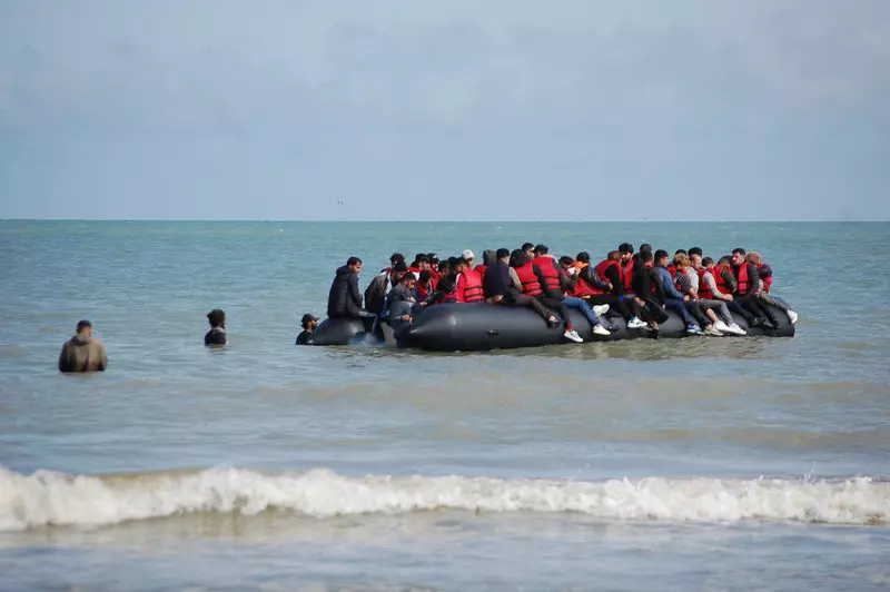 UK: Ponad 100 tys. nielegalnych imigrantów przepłynęło przez La Manche od 2018 r.