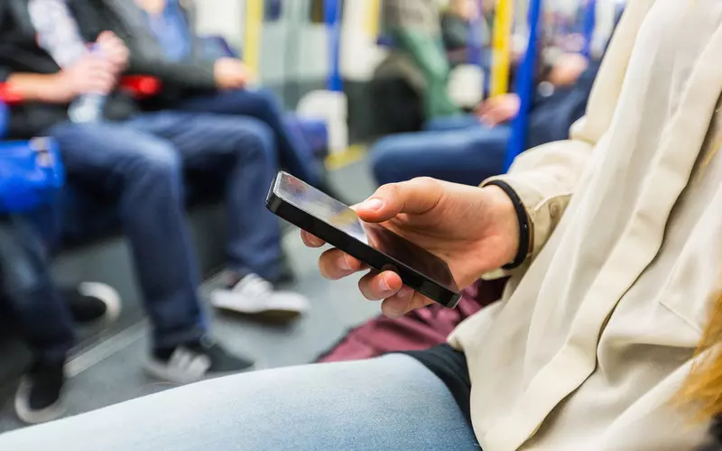 Londyn: Pasażer metra z £300 kary za głośne słuchanie muzyki