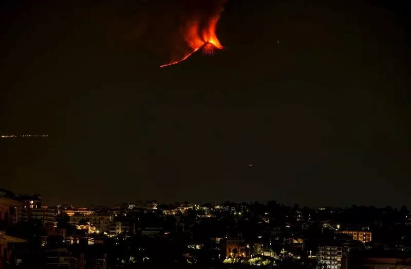 Etna terroryzuje Sycylię. Lotnisko w Katanii znów otwarte