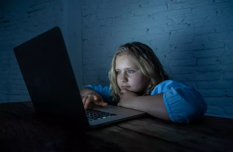 Rekordowo wysoki poziom przypadków uwodzenia dzieci przez internet w UK
