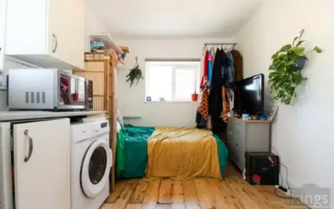 Tiny north London flat ‘smaller than many hotel rooms’ for sale for £100k to cash buyers