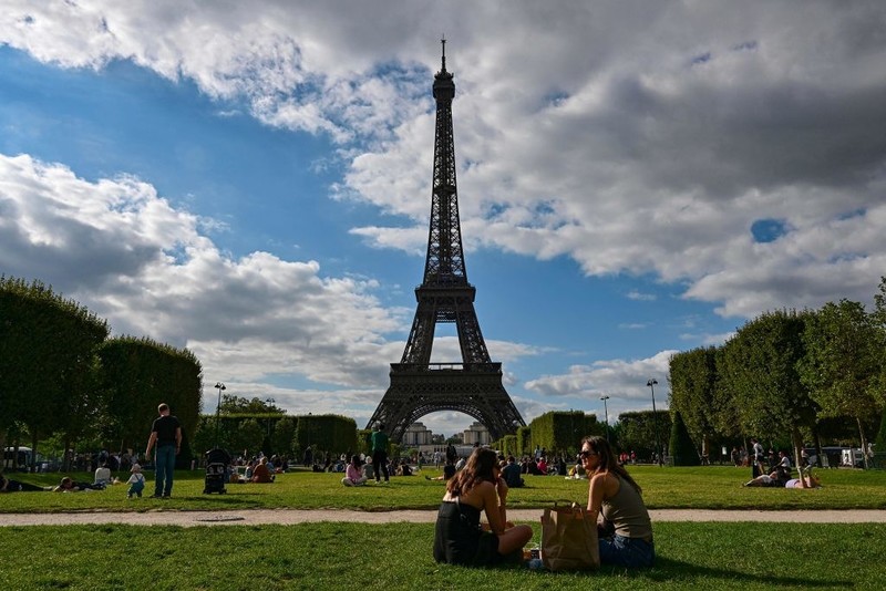 France: Two tourists spent the night on the Eiffel Tower after an alcoholic party