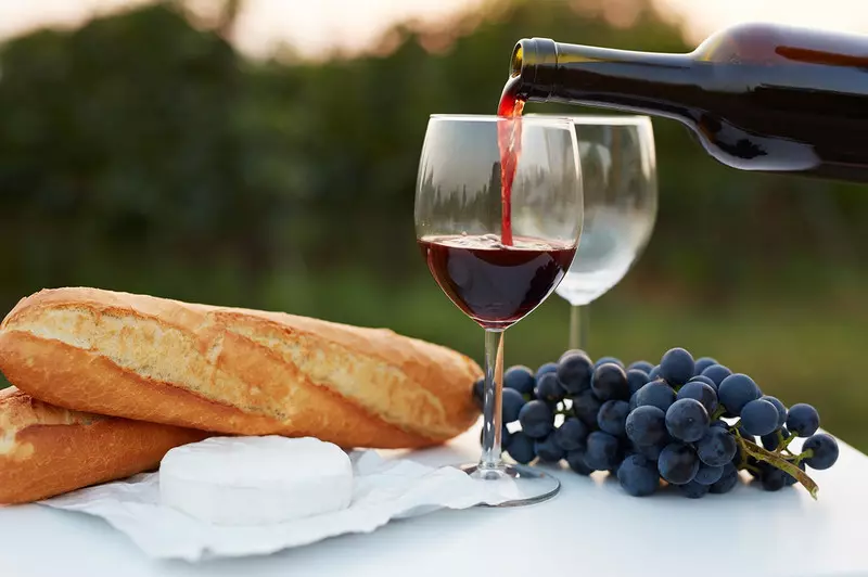 Francja: Znacznie spada spożycie czerwonego wina. Rząd wyda miliony euro na karczowanie winnic
