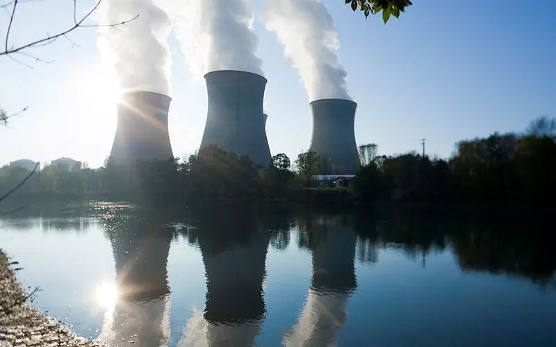 "Le Monde": Połowa zużywanej w kraju wody jest wykorzystywana do chłodzenia elektrowni jądrowych