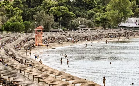 Greece: More than 20 people detained in connection with illegal offering of deck chairs on beaches