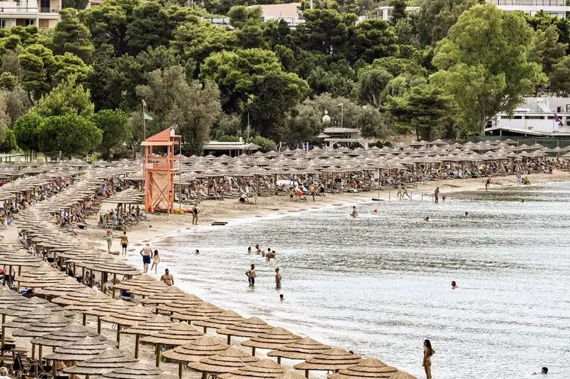 Grecja: Ponad 20 osób zatrzymano w związku z nielegalnym oferowaniem leżaków na plażach