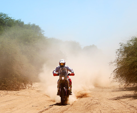 Motocyklista Adam Tomiczek wycofał się z Rajdu Dakar z powodu choroby