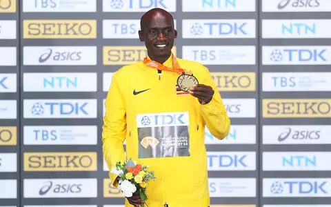 Athletics World Championships: Cheptegei celebrates 10,000m gold like never before