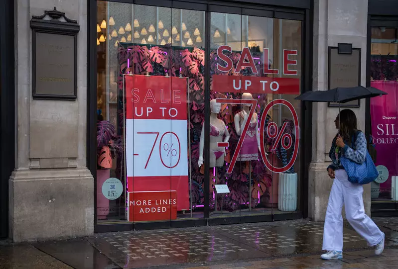 Handlowcy w UK planują redukcję zatrudnienia w związku z pogłębiającym się spadkiem poziomu zakupów