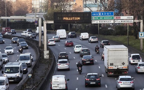W Paryżu trwa "wojna przeciw samochodom"