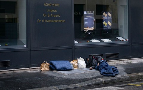 Bezdomni Polacy w Paryżu: Jak im pomóc?