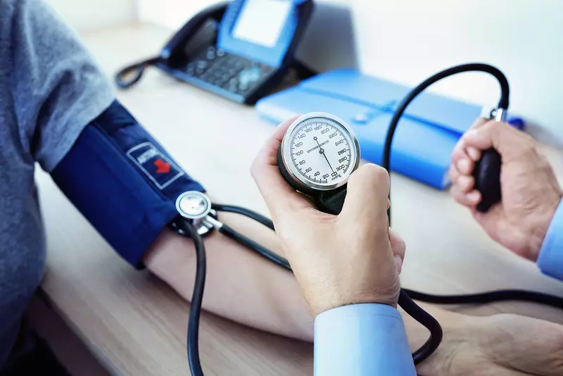 Anglia: NHS oferuje możliwość bezpłatnego pomiaru ciśnienia krwi m.in. u fryzjera