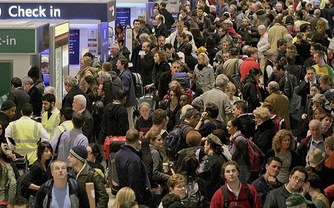 Kilkugodzinne kolejki na lotniskach? Po Brexicie to możliwe