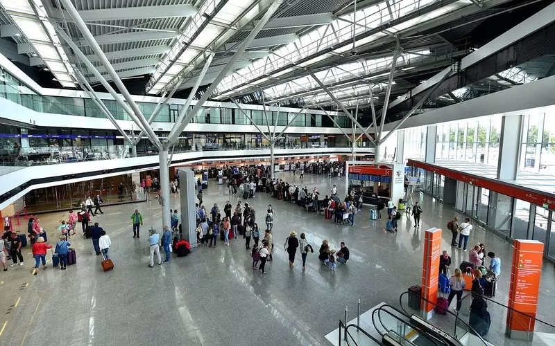 Zarzuty dla zatrzymanego na lotnisku pasażera z RPA z granatem w bagażu