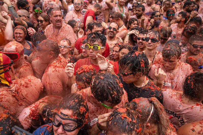 Spain: More than 20,000 people took part in Tomatina festival