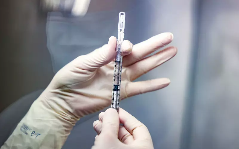 UK przyspiesza program szczepień. Powodem nowy wariant koronawirusa