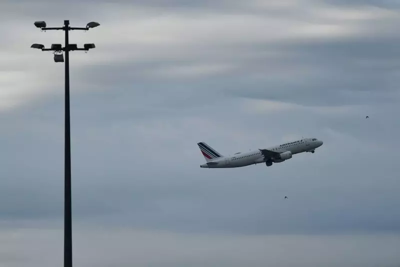 Koniec tanich lotów? Francja chce wprowadzenia w UE minimalnej ceny biletów lotniczych