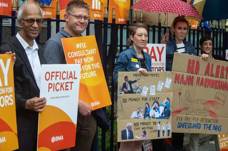 Anglia: Młodzi lekarze i konsultanci podejmą strajki w tym samym czasie
