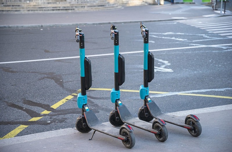 Paryż pierwszą europejską stolicą bez elektrycznych hulajnóg