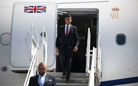 Poll: Britons oppose Prime Minister Sunak's short-haul flying