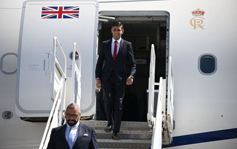 Poll: Britons oppose Prime Minister Sunak's short-haul flying