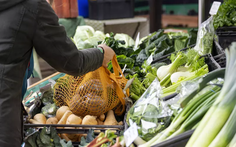Badanie: Większość konsumentów woli jeść żywność wytwarzaną lokalnie