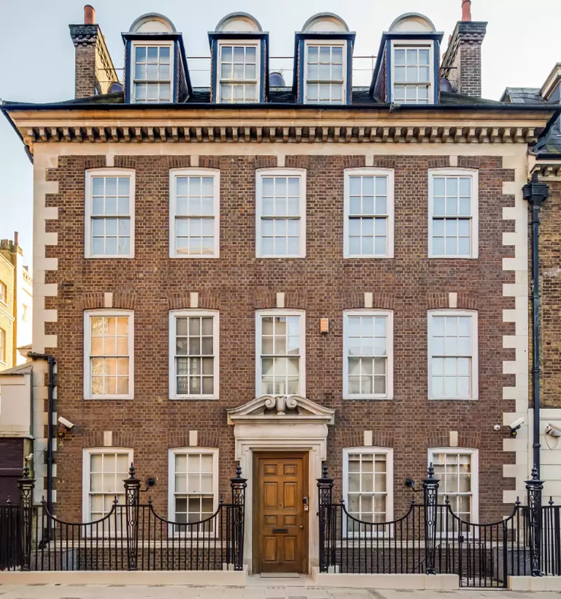 Londyn: Zabytkowy dom "królowej romansu" Barbary Cartland wystawiony na sprzedaż