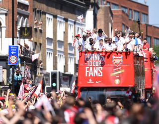 Arsenal fetował sukces z fanami podczas parady