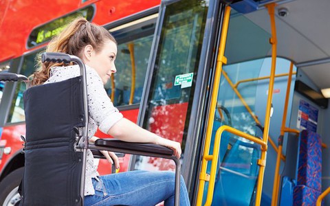 Kobiety z wózkami muszą ustępować miejsca niepełnosprawnym w autobusie