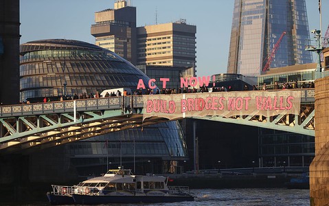 Londyn: Transparent z hasłem "Budować mosty, nie mury" na Tower Bridge