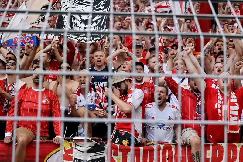 Niemcy: Na stadionach piłkarskich zaobserwowano wzrost liczby przypadków hajlowania 