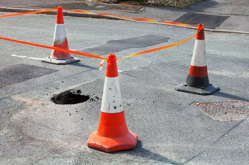 Anglia: Gminy nie radzą sobie z łataniem dziur w drogach