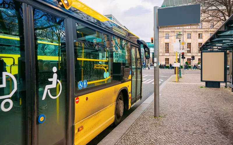Berlin: 40 osób ruszyło na pomoc 18-latkowi uwięzionemu pod autobusem