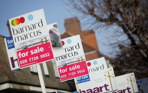 Kary finansowe dla agencji nieruchomości za zbyt długo stojące znaki "For Sale"