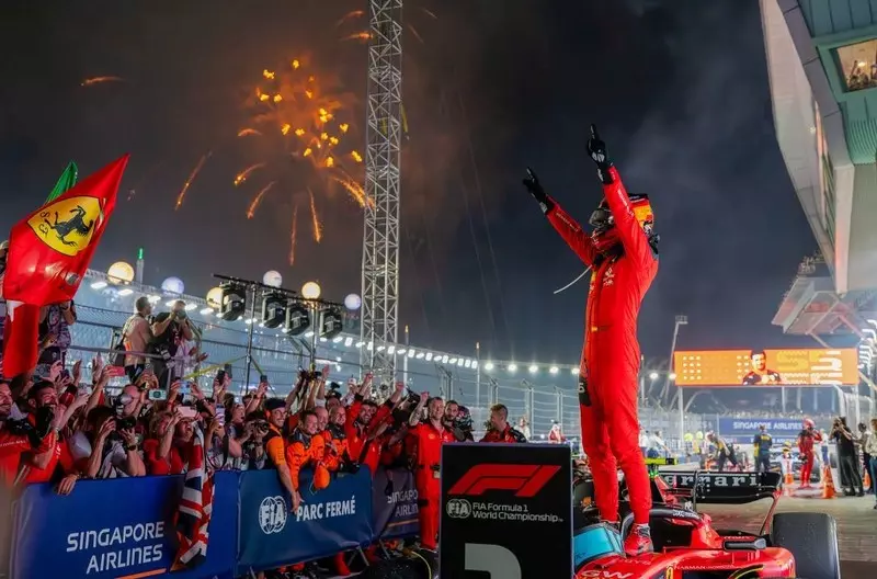 Formuła 1: Carlos Sainz z Ferrari wygrał w Singapurze