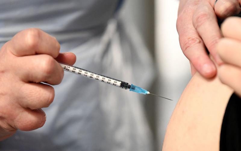Znów rośnie liczba hospitalizacji z powodu koronawirusa. Apel lekarzy o szczepienie się