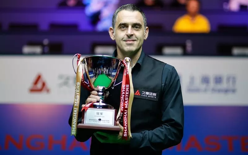 Snooker player O'Sullivan gave the trophy for the tournament in Shanghai to his friend