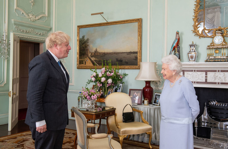 Urzędnicy chcieli poprosić królową, by porozmawiała z Borisem Johnsonem na temat jego zachowania