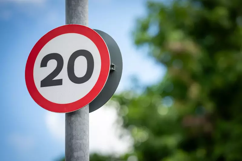 Kontrowersyjne prawo na drogach Walii. Ustawowo ograniczono prędkość do 20 mph
