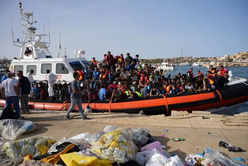 Włochy: 13 łodzi z migrantami przypłynęło w ciągu niecałej godziny na Lampedusę