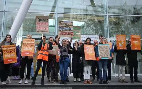 England: For the first time, consultants and junior doctors go on strike simultaneously