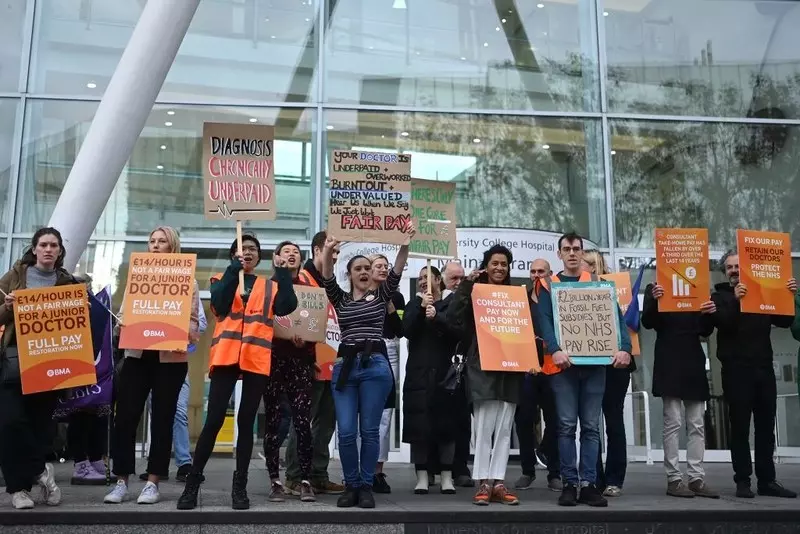 Anglia: Po raz pierwszy jednocześnie strajkują lekarze-specjaliści i młodsi lekarze