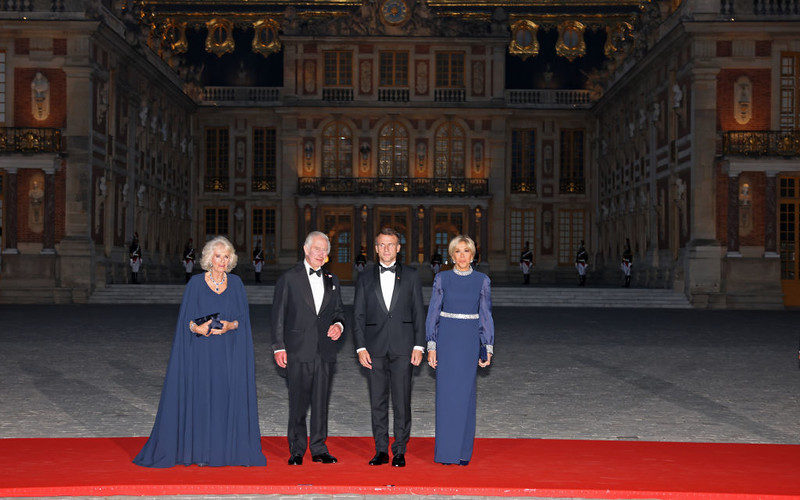 Among those who attended dinner with Charles III in Versailles were: Hugh Grant, Charlotte Gainsbour