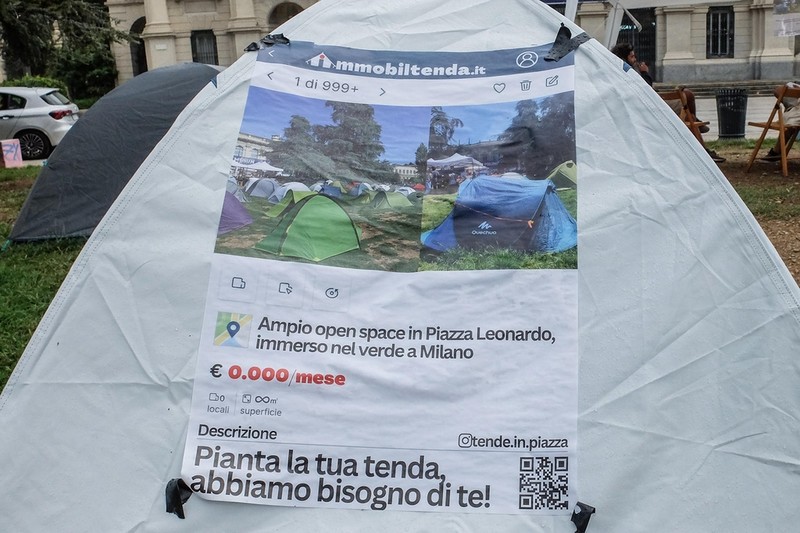 Italy: Students have resumed their protest in tents against high prices for renting accommodation