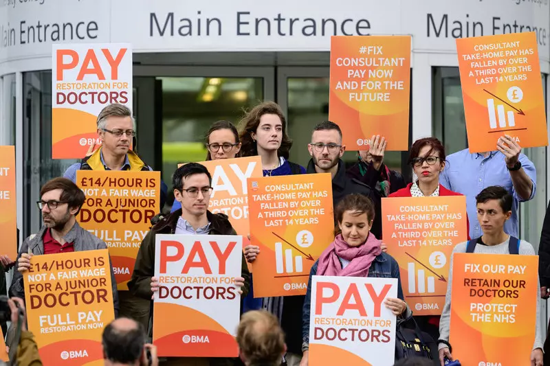  Anglia: Liczba odwołanych wizyt lekarskich NHS z powodu strajków lekarzy przekroczy milion