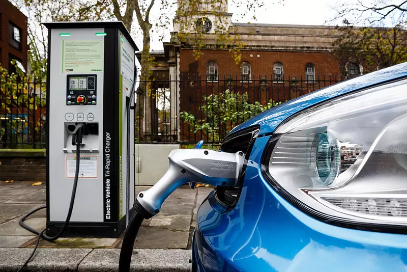 Rishi Sunak: Co 2. nowy samochód w UK w ciągu 5 lat będzie elektrykiem