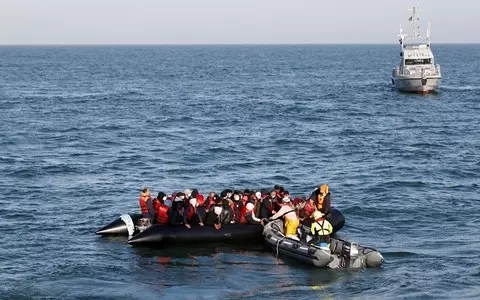 Brytyjskie władze: Ponad 200 migrantów dostało się do kraju, przepływając kanał La Manche