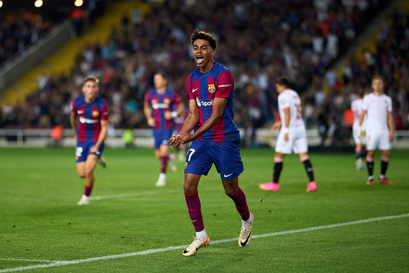 FC Barcelona przedłużyła umowę z 16-letnim Laminem Yamalem
