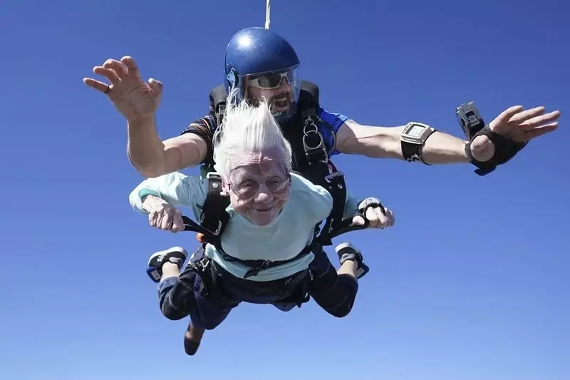 USA: 104-latka skoczyła ze spadochronem. Jest najstarszą osobą na świecie, która tego dokonała