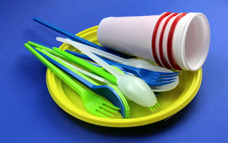 BBC: Niektóre firmy nie są świadome zakazu plastikowych sztućców i talerzy